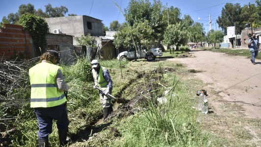 Está en marcha la limpieza de cunetas y desobstrucción de cruces en B° San Lorenzo