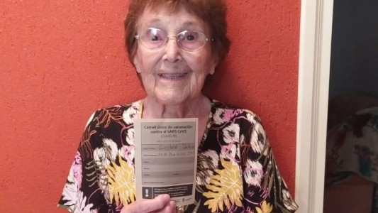 A sus 96 años, Delia recibió la vacuna y ya aguarda por la segunda dosis