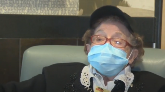 La mujer de 100 años que trabaja hace 50 en un local de comida rápida: no se quiere jubilar
