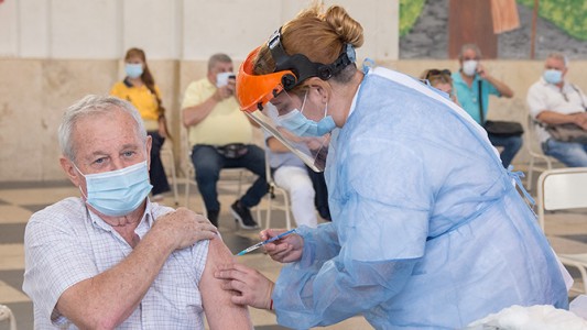 La primera etapa de vacunación docente en la ciudad culminaría antes de la próxima semana