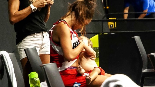 Jugadora de la Liga Argentina de Básquetbol amamantó a su bebé en el entretiempo de un partido