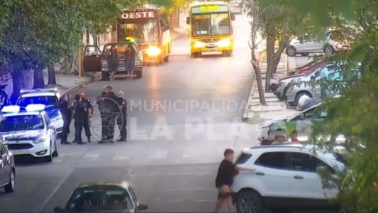 Video: golpean y amenazan a policías frente al Hospital San Martín