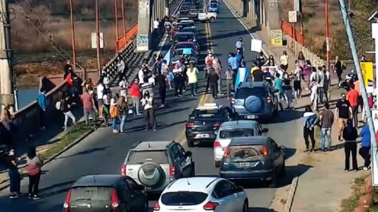 Vecinos de Santo Tomé cortaron el Puente Carretero en reclamo de mayor seguridad