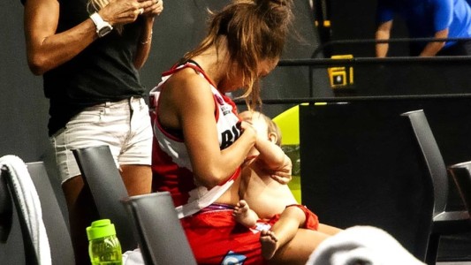 Amamantó a su hija en el entretiempo y no lo duda: maternidad y deporte son compatibles
