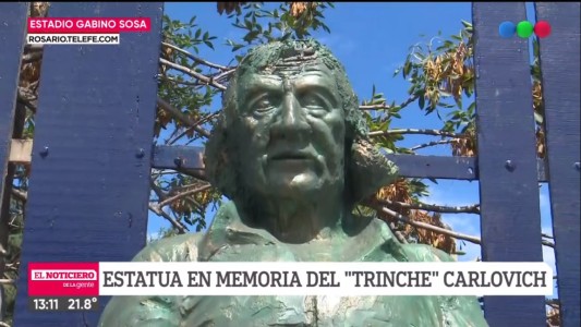 Merecido homenaje: colocaron una estatua de Trinche Carlovich en el Gabino Sosa