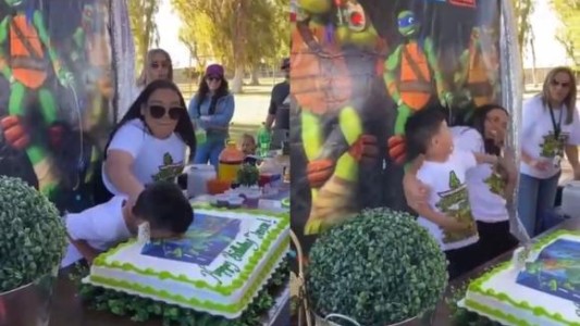 Video viral: la reacción de un nene al que su tía le mete la cara en la torta