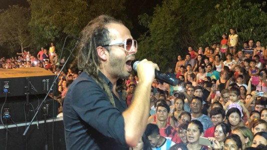 Polémica en Capitán Bermúdez por la vacunación del cantante "El Tiburón Valdez"