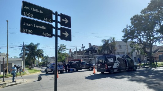 Un motociclista falleció luego de impactar con un camión volcador en Galicia y Lavalle