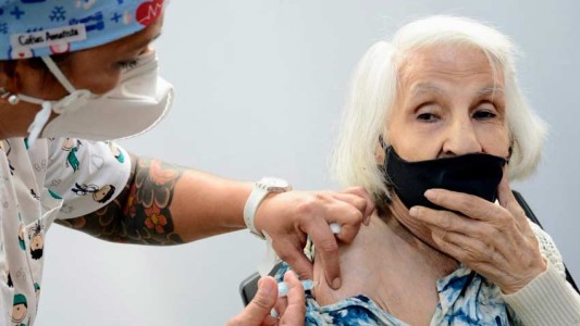 Vacunaron contra el coronavirus a la Vieja Amelia, la fanática hincha de Newells de 96 años
