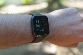 Un reloj salva a un hombre de morir congelado tras caer en un río helado