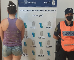 Una mujer fue detenida tras golpear a su ex con un casco y provocar destrozos en su casa