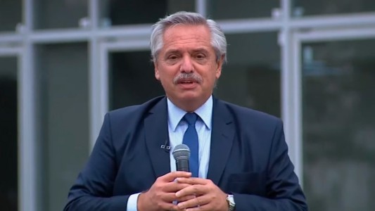 Fernández: "Los violentos tiran piedras, nosotros tiramos obras y llevamos vacunas"