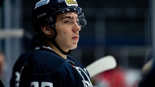 Video: murió un jugador de hockey sobre hielo de 19 años tras recibir un golpe en la cabeza