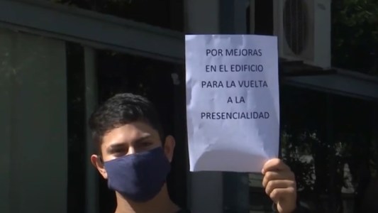 La comunidad de la escuela Echeverria reclama que les permitan volver a la presencialidad