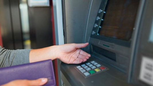 Cajeros automáticos: quiénes quedarán exentos del pago de comisiones