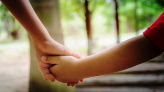 Se buscan familiares de dos hermanitos que fueron rescatados: estaban solos en la calle