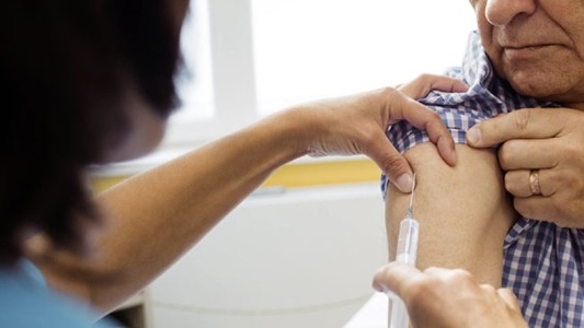 Para vacunar a más personas, el Consejo Federal de Salud acordó diferir la segunda dosis