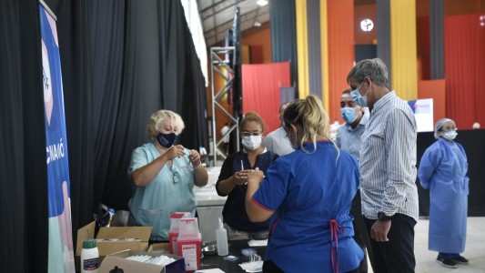 Recorrida del intendente Emilio Jatón por el centro de vacunación de la Esquina Encendida