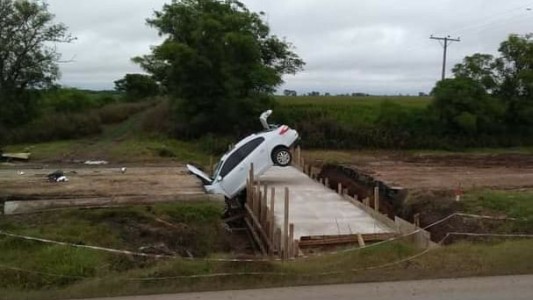 Impactante accidente: un auto se incrustó en una zanja en el interior de la provincia