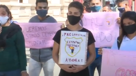 Emotivo acto en Plaza 25 de Mayo: la comunidad de la escuela Echeverría quiere volver a clases