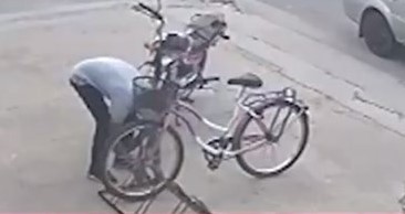 Tiempo récord: en 7 segundos cortó la linga y se robó una bicicleta en Villa Gobernador Gálvez