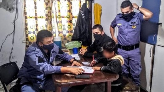 Llevó a su hijo a la comisaria porque no quería hacer los deberes: los policías lo ayudaron a terminarlos
