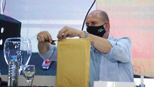 Perotti encabezó la apertura de ofertas para un nuevo centro de salud en Pilar