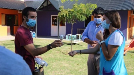 Un diputado donó un termómetro y una botella de alcohol y fue duramente criticado