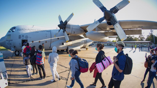 "No va a haber vuelos de repatriación: quienes salgan, que asuman las consecuencias"