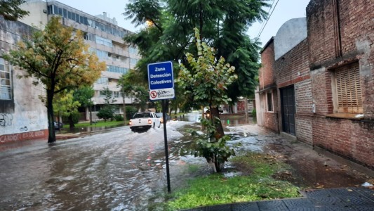 Calles anegadas: lluvias intensas y tránsito complicado