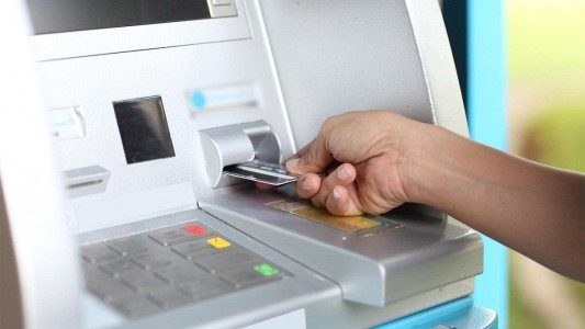 Estafa a en un cajero: quería comprar una máquina cosechadora y le sacaron más de un millón de pesos