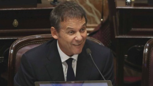 El senador Eduardo Costa fue derivado a Buenos Aires por el Covid