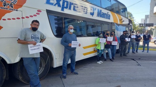 Transportes de turismo bloquean los ingresos a la Terminal de Ómnibus