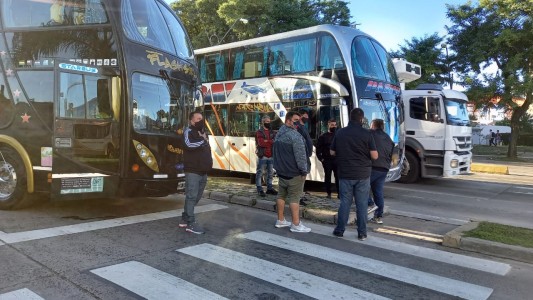 Ahora: Transportistas turísticos interrumpen Avenida Alem de manera total