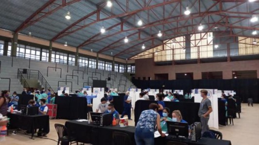 Demoras en la vacunación docente en el CEF 29: más de tres cuadras de cola