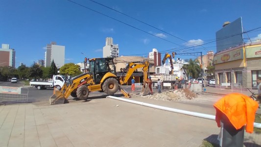 Tránsito interrumpido en Boulevard Pellegrini al 3100 por obra de Aguas Santafesinas