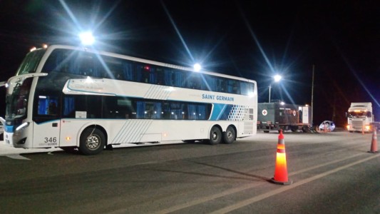 Los turistas santafesinos que dieron positivo en Santa Cruz están aislados en un gimnasio