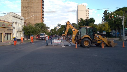 Renovación de la red de agua y cloacas: etapa final en la obra de Boulevard y Urquiza