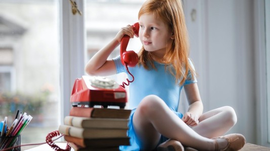 Para promover la lectura, una biblioteca de Rosario organiza narraciones de cuentos por teléfono