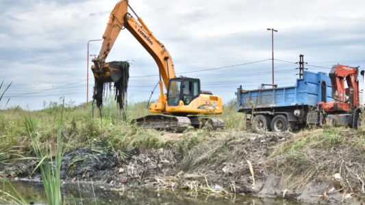 La Municipalidad continúa con la limpieza de canales a cielo abierto