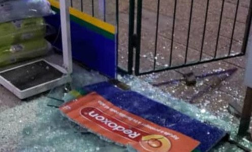Hicieron estallar un blindex de una farmacia: sonó la alarma y no pudieron robar