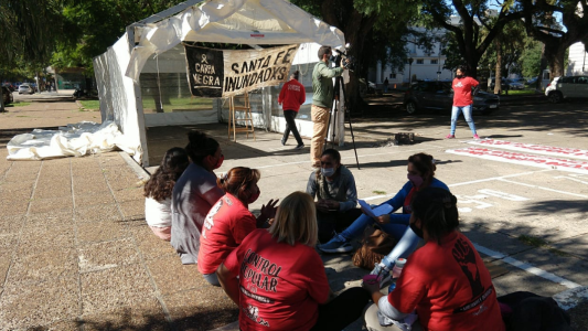 Acampe frente a la Legislatura al cumplirse 18 años de las inundaciones del 2003