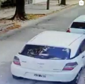 Córdoba: Una mujer fue filmada robando un auto mientras paseaba a su bebé