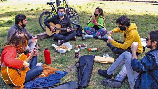 Encuesta dice que la mayoría percibe riesgo de Covid-19 mientras solo 39% de jóvenes cumple cuidados