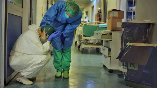 AMRA pide más restricciones y alerta por la saturación del sistema sanitario