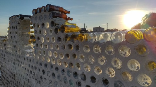 Una aventura solidaria: bahienses construyen un comedor comunitario con botellas de vidrio