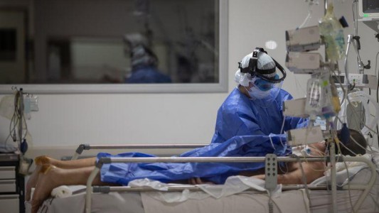 La ocupación de camas en relación a contagios es mayor que en la primera ola