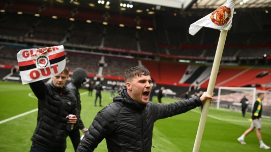 Hinchas del Manchester United se metieron en la cancha, suspendieron el partido con el Liverpool y postergaron la definición de la Premier