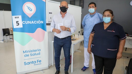 El gobernador Omar Perotti se vacunó contra el Covid-19