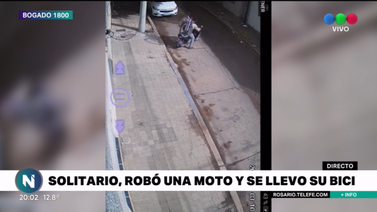 Robó una moto y se llevó su bici al hombro